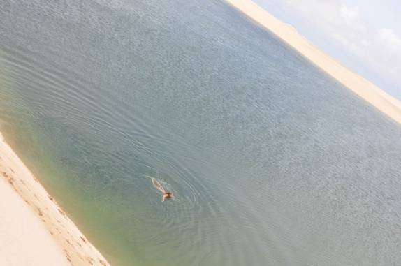 Banho refrescante na Lagoa Verde, região de Atins, nos Lençóis Maranhenses - MA